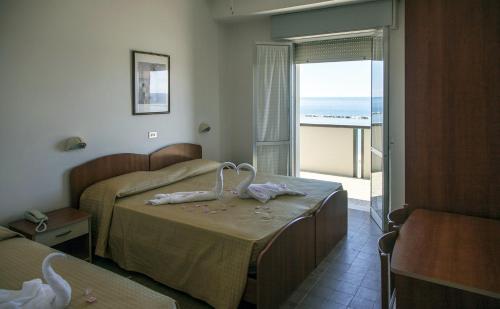 1 dormitorio con 2 camas y vistas al océano en Hotel Dei Cesari, en Bellaria-Igea Marina