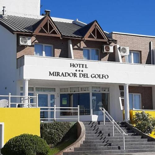 un hôtel avec des escaliers en face d'un bâtiment dans l'établissement Hotel Mirador Del Golfo, à Las Grutas