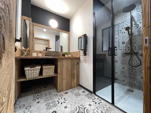 une salle de bain avec douche et lavabo dans l'établissement Appartement tout confort haut de gamme en plein centre ville, à Gérardmer