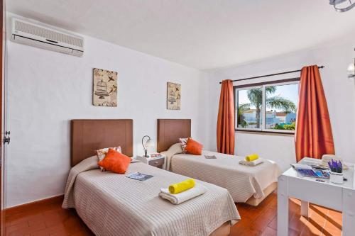 Ένα ή περισσότερα κρεβάτια σε δωμάτιο στο Villa Emilio Pequena by Villa Plus