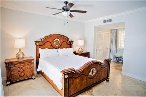 1 dormitorio con 1 cama grande y ventilador de techo en Villa Renaissance Unit 205 Grace Bay Beach en Grace Bay