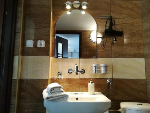 a bathroom with a sink and a mirror at Cichy Zakątek in Wilkasy