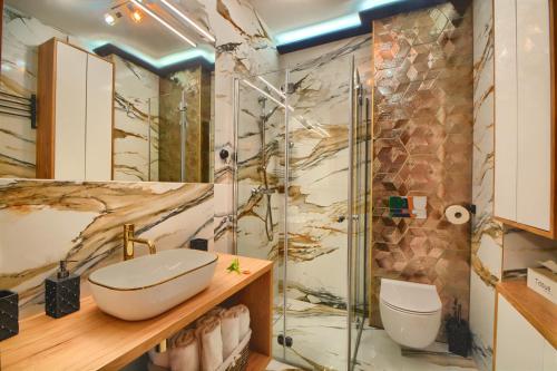 Koupelna v ubytování Apartament Marmurowy w Szczyrku z widokiem na góry z dostępem do sauny i jacuzzi w weekendy, dwa miejsca parkingowe