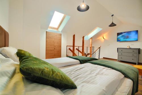 Tempat tidur dalam kamar di Apartament Marmurowy w Szczyrku z widokiem na góry z dostępem do sauny i jacuzzi w weekendy, dwa miejsca parkingowe