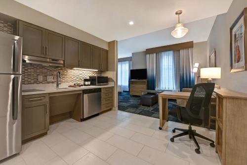 an open kitchen with a desk and a desk sidx sidx sidx sidx sidx at Homewood Suites By Hilton Austin/Cedar Park-Lakeline, Tx in Austin