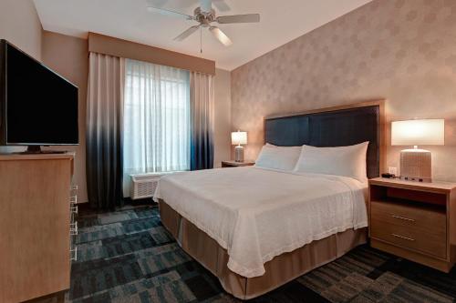 um quarto de hotel com uma cama e uma televisão de ecrã plano em Homewood Suites By Hilton Austin/Cedar Park-Lakeline, Tx em Austin