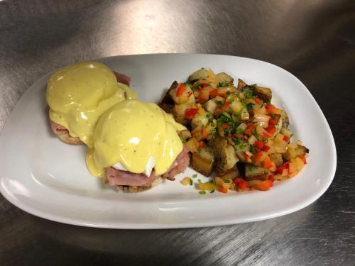 Un plato de comida con un huevo frito y verduras. en Holiday Inn Williamsport by IHG, en Williamsport