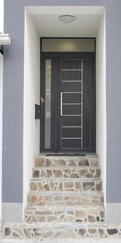 una porta nera su un edificio con una rampa di scale di Villa Hodžić a Mostar