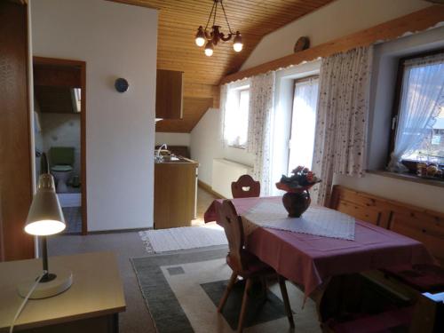 uma cozinha e sala de jantar com uma mesa com uma toalha de mesa roxa em Ferienwohnung Holl em Berchtesgaden
