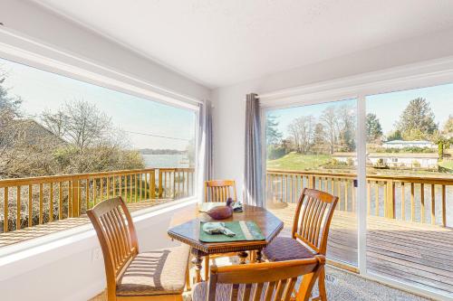 Balkoni atau teres di Chill Side Lake House