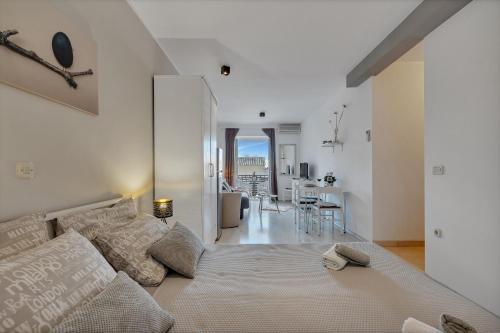 バシュカ・ヴォダにあるApartmani Lunaのベッドとダイニングルームのあるリビングルーム