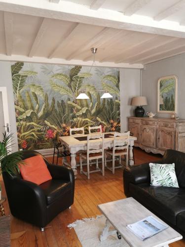 un salon avec une table et une salle à manger dans l'établissement La Maison de Jeanne, à Dieppe