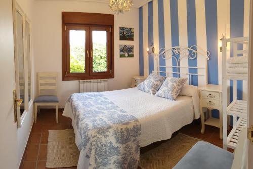 a small bedroom with a bed and a window at Legado De Zabala, Casa Rural in Laguardia