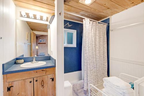 Ένα μπάνιο στο Cozy Cottage by the Sea