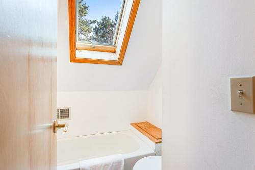 ein Bad mit einer Badewanne, einem WC und einem Fenster in der Unterkunft Rummy's Retreat in Conover
