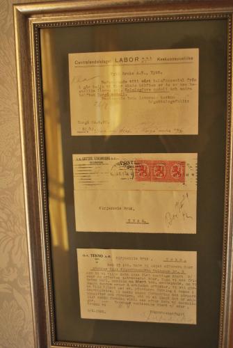 a picture of a document in a frame at Kirjakkalan Ruukkikylä in Teijo