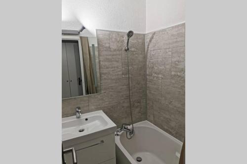 une salle de bain avec un lavabo, une douche et des toilettes dans l'établissement Les Parcs de Grimaud, à Grimaud