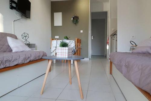 un salon avec un canapé et une table dans l'établissement Les Parcs de Grimaud, à Grimaud