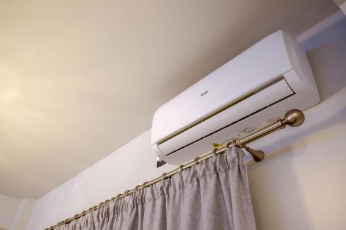 a room with a curtain rod with a air conditioner at CENTRO PATRAS in Patra
