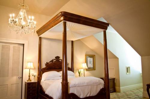 Voodi või voodid majutusasutuse Dunleith Historic Inn toas