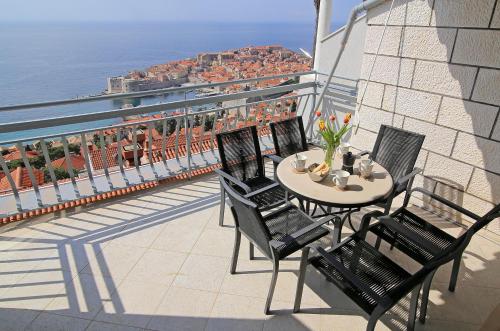 Spacious 2 BR Apt LuxeView- OldTownView, 10min to town