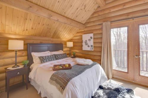 Кровать или кровати в номере Log cabin with HOT TUB and view