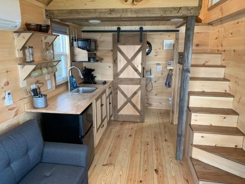Una cocina con puerta de granero en una casa pequeña en Shady Haven - Tiny Home 1, en Bellevue