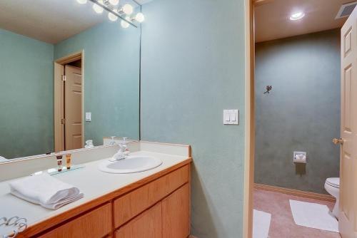 uma casa de banho com um lavatório e um espelho em River Ridge 416B condo em Bend