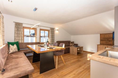 Posezení v ubytování Feriengut Ottacherhof - Active Family Holiday in central Hollersbach
