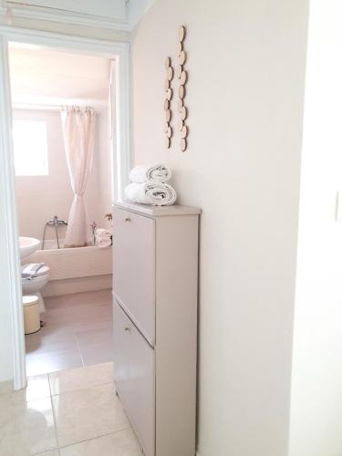 biała łazienka z toaletą i umywalką w obiekcie Vira Señor House w mieście Triovasálos