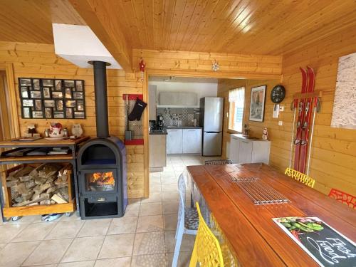 - une cuisine avec un poêle à bois dans l'établissement Chalet 'Le Grand Pré', terrain clôturé, proche lac Gérardmer, à Gérardmer