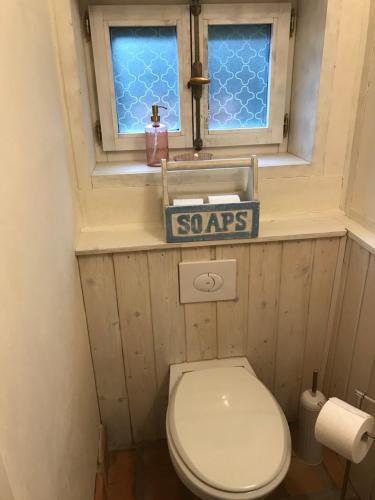 a small bathroom with a toilet and a window at Der Birkenhof - Birch Court in Düsseldorf