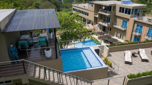 an overhead view of a swimming pool at a hotel at Hotel Natural Hill's by H&R in Villeta