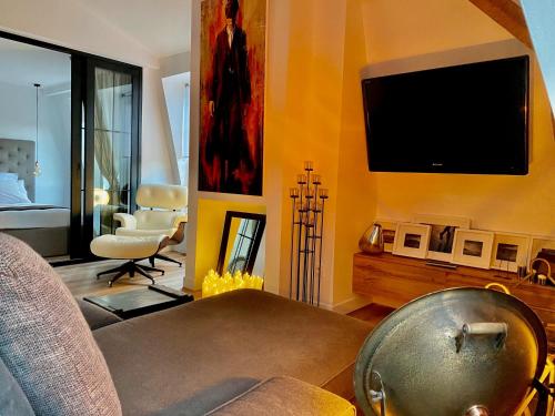 a living room with a couch and a flat screen tv at Grand et superbe T3 : Au cœur du Centre Ville in Clermont-Ferrand