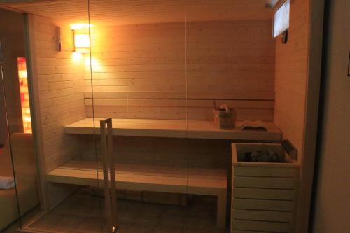 a sauna with a glass wall in a room at Albergo & Ristorante Selvatico in Rivanazzano