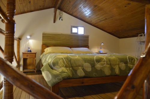 Tempat tidur dalam kamar di Cabañas ICh