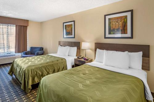 מיטה או מיטות בחדר ב-Quality Inn Duluth - Atlanta Northeast