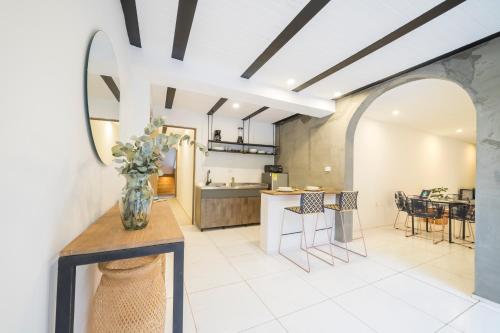 a kitchen and living room with a vase of flowers on a table at Soy Local Primavera in Medellín