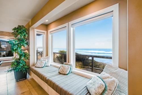 a window seat in a room with a view of the ocean at Surf and Sand in Lincoln City