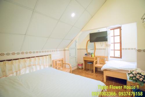 Postel nebo postele na pokoji v ubytování Tigon Flower House
