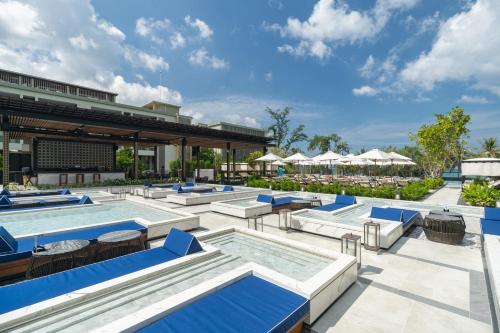 Four Points by Sheraton Phuket Patong Beach Resort tesisinde veya buraya yakın yüzme havuzu