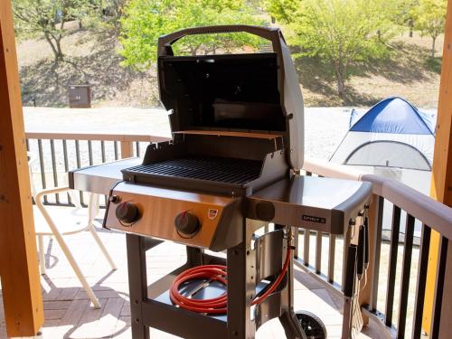 a barbecue grill on a balcony with aurger at Matsue Forest Park in Matsue