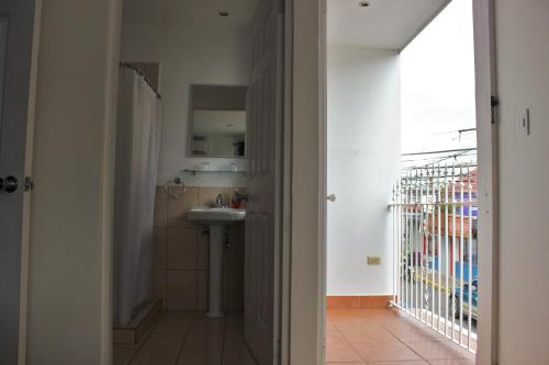 une salle de bain avec un lavabo et une douche dans l'établissement Park View Hotel & Restaurant, à Alajuela