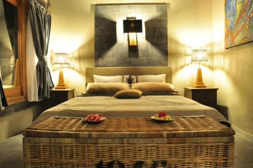 Кровать или кровати в номере Astuti Gallery Homestay