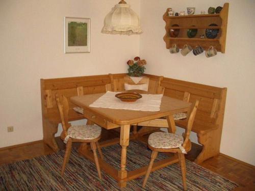 een houten tafel en stoelen in een eetkamer bij Ferienwohnung Hinterstoißer in Berchtesgaden