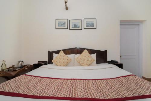 Bhikampur Lodge By Nine Hotelsにあるベッド