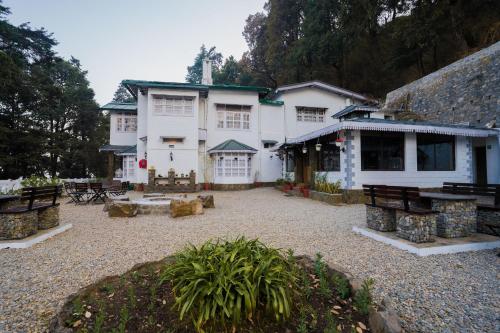 Bhikampur Lodge By Nine Hotelsにある庭
