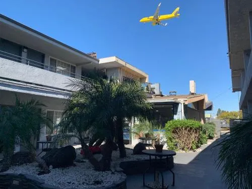 Skyways Hotel in Compton