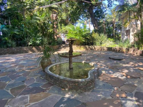 Taman di luar Waterloo Guest House