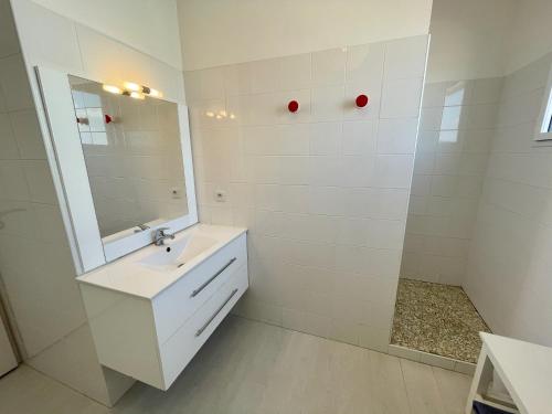 ビスカロッスにある302 RÉSIDENCE ANTINEA -016の白いバスルーム(シンク、鏡付)